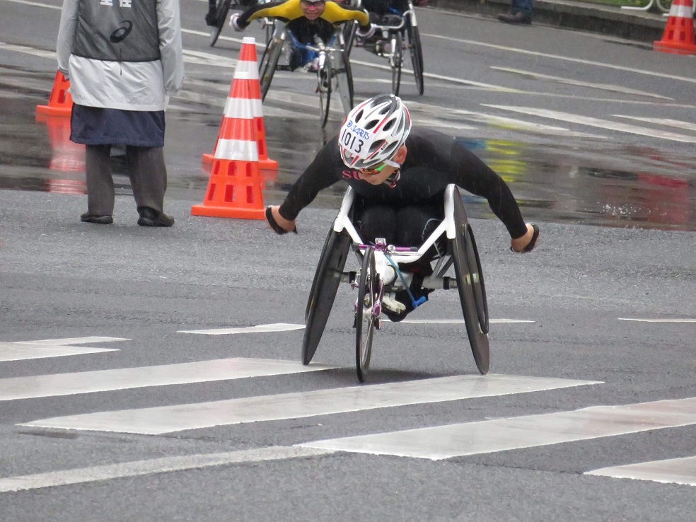 10km三越前~日本橋付近 時折後ろを確認しています Photo by KANAKO | 東京マラソン2019 | 吉田竜太オフィシャルブログ | SUS所属のアスリート応援サイト
