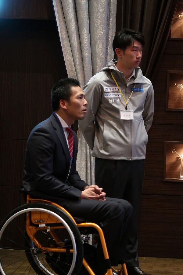 ※足立選手の紹介動画を見ているところ。口開いてます(;^_^A | 忘年会2019 | 吉田竜太オフィシャルブログ | SUS所属のアスリート応援サイト