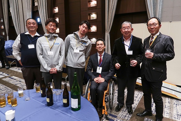 ※左から)柏木取締役、足立選手、市場コーチ、私、石田社長、由良さん(足立選手のカヌーをデザイン) | 忘年会2019 | 吉田竜太オフィシャルブログ | SUS所属のアスリート応援サイト