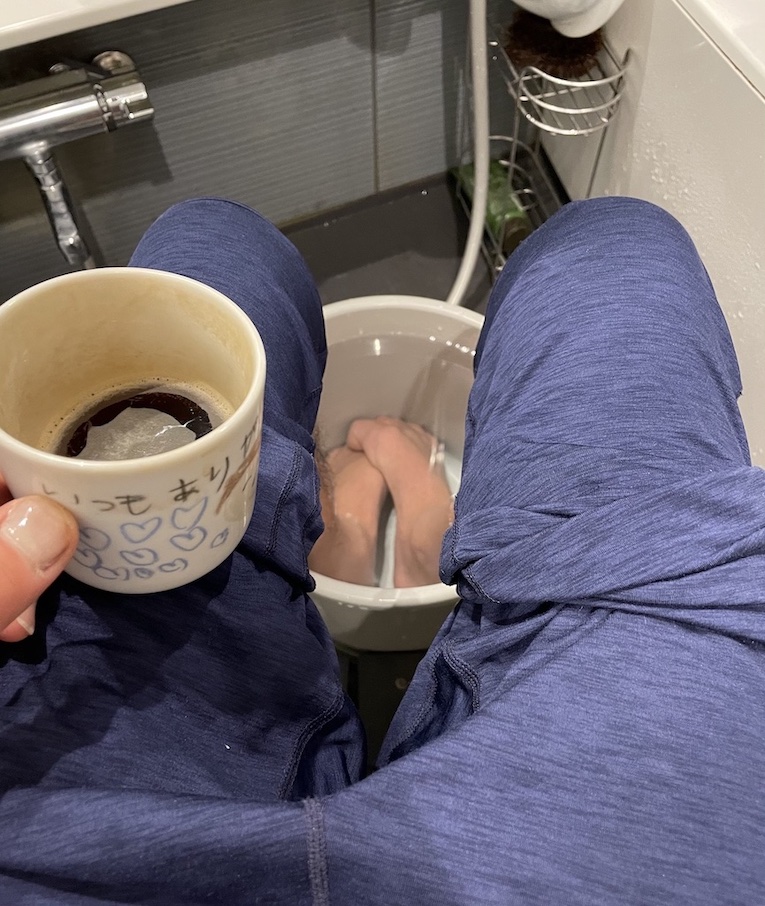 ※朝7時から走っていますがあまりにも寒いので帰ってきて足湯を楽しんでいます。バケツで笑 | 桃の節句 | 吉田竜太オフィシャルブログ | SUS所属のアスリート応援サイト