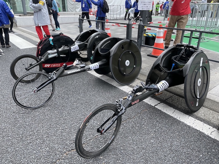 奥から マルセル、西田、洞ノ上選手のフルカーボンレーサー ザウバー製とホンダ製 | 東京マラソン2023 | 吉田竜太オフィシャルブログ | SUS所属のアスリート応援サイト