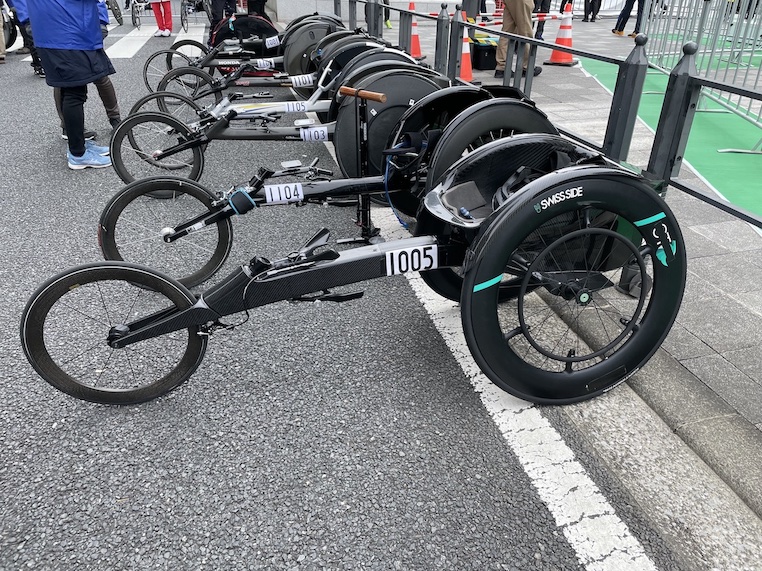 手前 鈴木選手のフルカーボンTOYOTA x OX製 奥1104吉田のアルミ OX製 | 東京マラソン2023 | 吉田竜太オフィシャルブログ | SUS所属のアスリート応援サイト